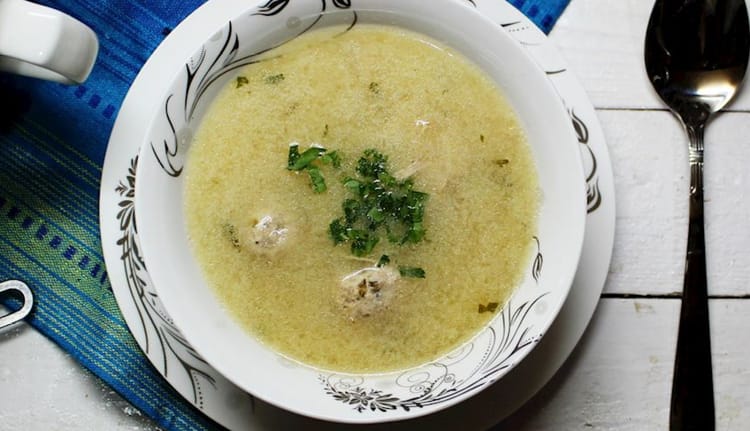 La soupe blanche algérienne 4ième au rang mondial Soupe blanche algérienne avec boulettes et herbes fraîches.