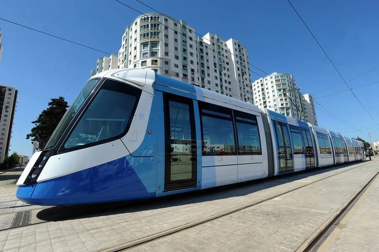 Urgent ! SETRAM annonce l'interruption du trafic Tramway d’Alger Tramway moderne à Alger avec bâtiments en arrière-plan.