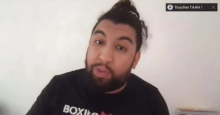 Le YouTubeur Franco Marocain, Mertel révèle sa fraude à la CAF pour toucher les aides aux handicapés (vidéo) YouTubeur marocain Mertel parlant face caméra pour vidéo.