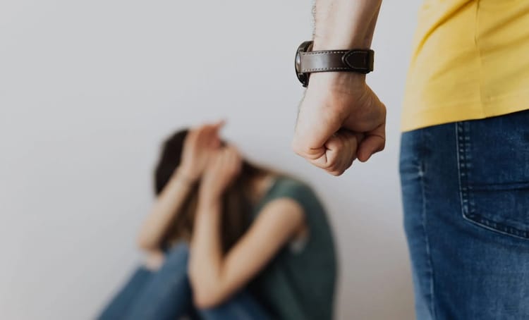 Violences contre les femmes en Algérie : Près de 900 000 victimes en 2022 Femme victime de violence avec un homme en colère à côté.