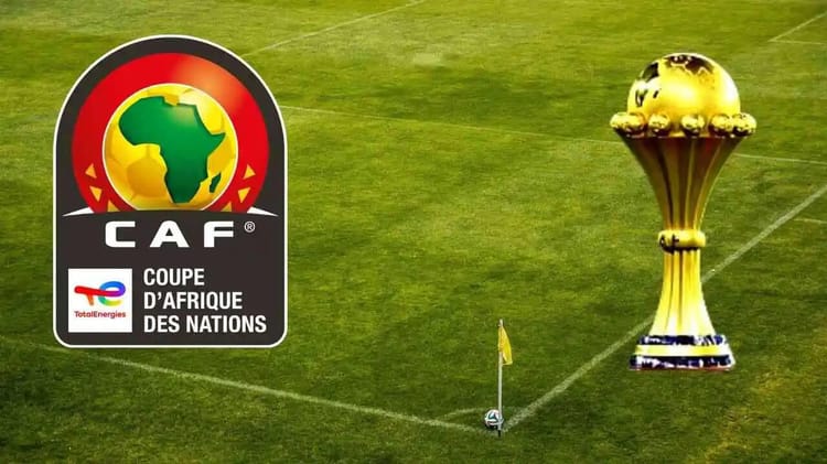 L'Algérie Organisera la CAN en 2029 Trophée de la CAN sur un terrain de football vert.