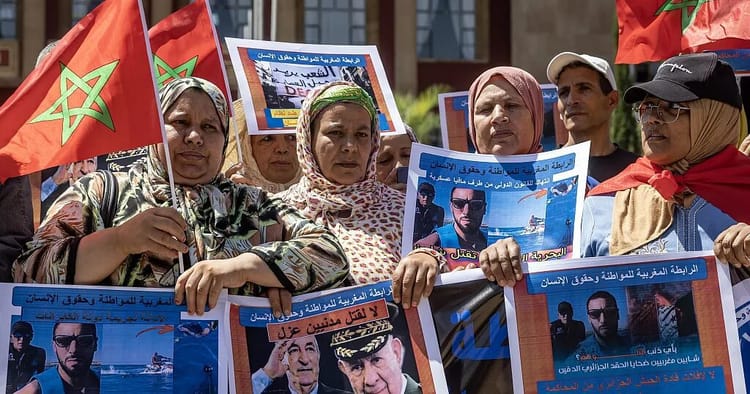 Manifestants marocains avec drapeaux et affiches pour la justice et la liberté.