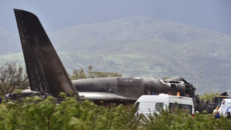 Est-ce que l'armée algérienne redoute un nouveau désastre impliquant ses avions obsolètes ? Avion militaire endommagé après un accident en Algérie.