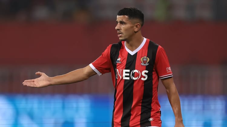 Youcef Atal suspendu pour sept matchs après publication controversée Youcef Atal joueur de football en action lors d'un match.