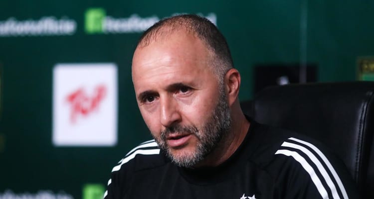 Équipe d’Algérie : Découvrez l'énorme éloge de cette légende Sénégalaise envers Djamel Belmadi Djamel Belmadi lors d'une conférence, focus sur son visage.