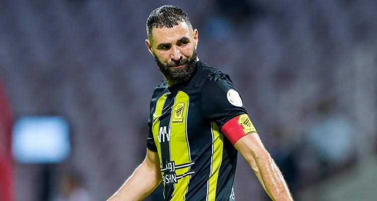 Limogeage de l'entraîneur d'Al Ittihad : Karim Benzema, la cause ? Karim Benzema lors d'un match en Arabie Saoudite, portant le maillot de son équipe.