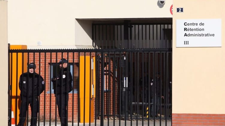 Agents de sécurité devant un centre de rétention administratif en France.