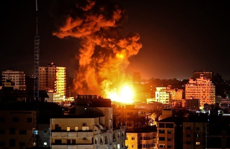 L' attentat du Hamas ravive les clivages Internationaux au sujet d'Israël Explosion massive avec une grande colonne de fumée dans une ville urbaine.