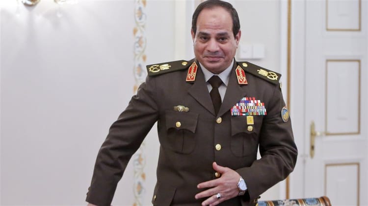 Homme en uniforme militaire avec décorations et insignes.