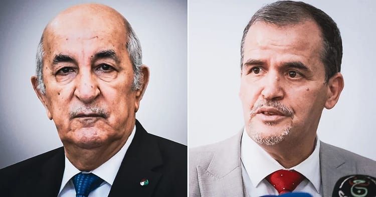 Deux hommes politiques en discussion lors d'une conférence.