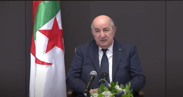 Abdelmadjid Tebboune s'adresse à la diaspora algérienne lors d'une conférence.
