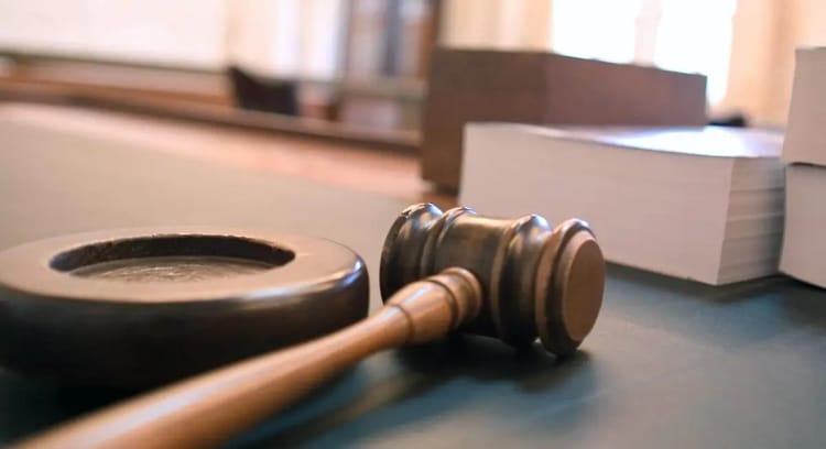 Gavel en bois sur une table, symbole de justice et de lutte contre la corruption.