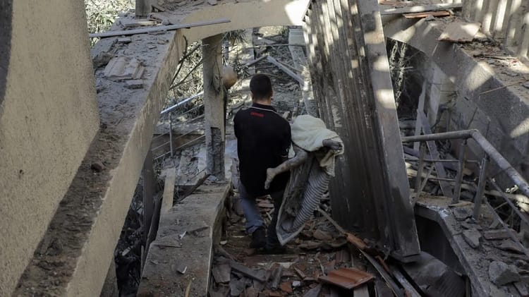 Personne inspectant les débris d'un bâtiment détruit à Gaza.