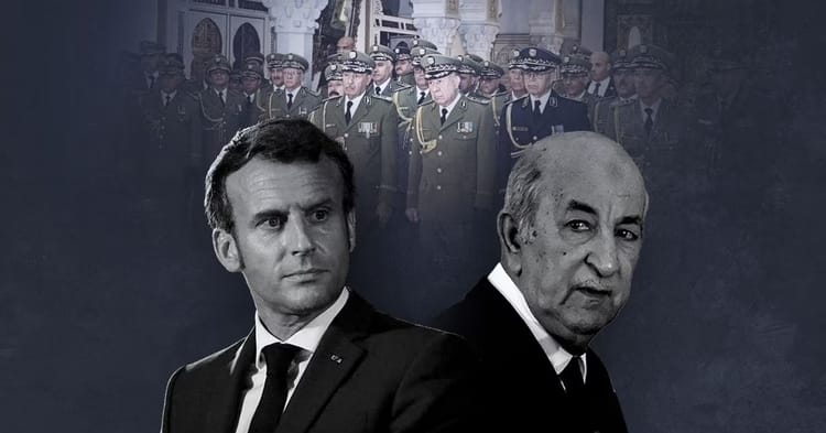 Deux hommes politiques en discussion lors d'une cérémonie officielle.