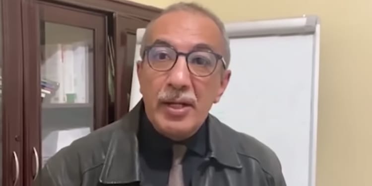 C'est terminé pour le journaliste El Kadi Ihsane! Son sort,scellé une fois de bon El Kadi Ihsane lors d'une interview, visage sérieux et lunettes.