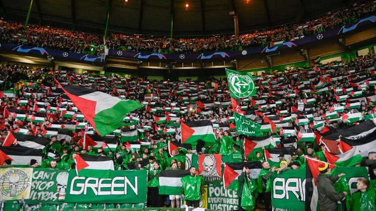 Soutien à la Palestine: les supporters du Celtic rejoignent les rangs Supporters du Celtic avec drapeaux et banderoles dans le stade.