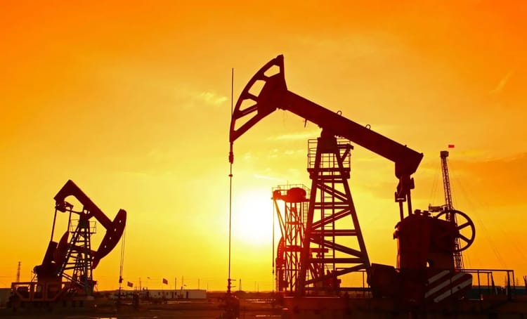 Puits de pétrole en activité au coucher du soleil en Afrique du Nord.