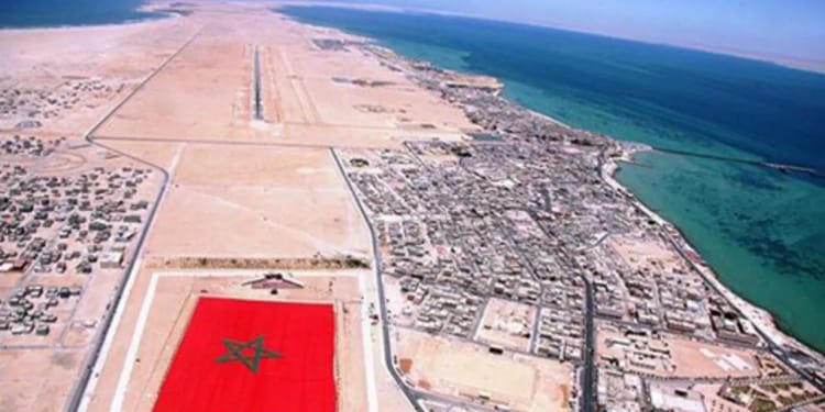 Vue aérienne du développement du Sahara Marocain avec drapeau marocain.
