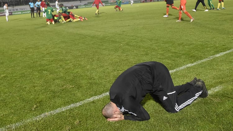 Équipe d'Algérie: la grosse épine dans le Pied de Djamel Belmadi ! Joueur de football en détresse sur le terrain lors d'un match.