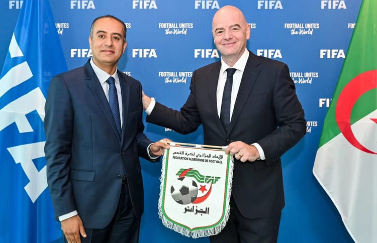 Tournoi FIFA Series : Des responsables de la FIFA à Alger pour les préparatifs Rencontre entre le président de la FAF et un officiel FIFA avec drapeaux algérien et FIFA.