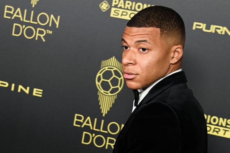 Kylian Mbappé évite les médias après le Ballon d'Or 2023 Kylian Mbappé lors du Ballon d'Or 2023, évitant les médias.