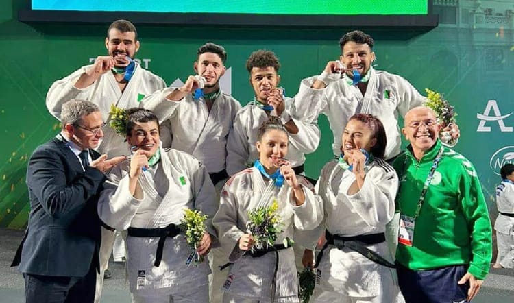 Équipe algérienne de judo avec médailles de bronze aux Jeux Mondiaux.