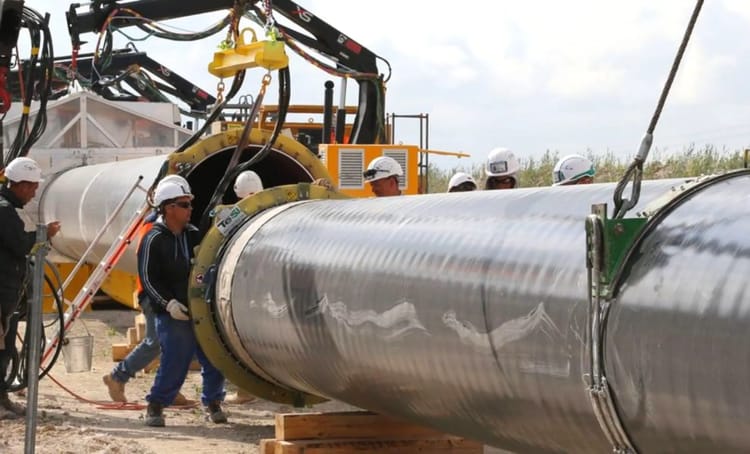 L’Algérie surclasse ses concurrents sur le marché du gaz en Espagne Travailleurs installant un pipeline de gaz naturel en Algérie.