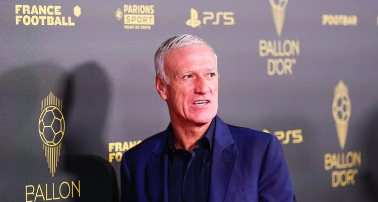 Deschamps à la cérémonie du Ballon d'Or avec un fond de logos et de sponsors.