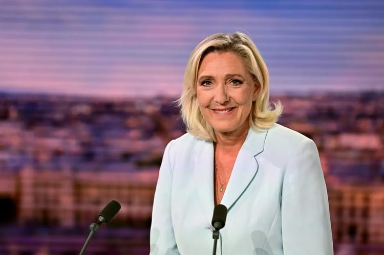 Présidentielle 2027 en France: Marine Le Pen, en tête des favoris Marine Le Pen lors d'une interview avec un fond urbain.