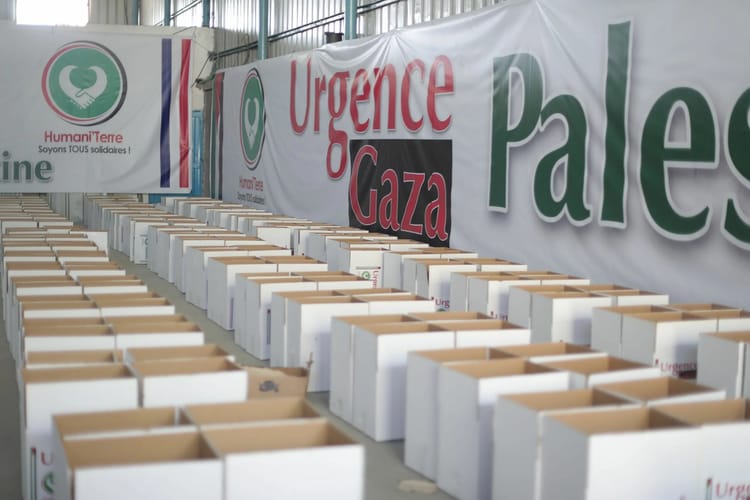 Distribution de colis alimentaires pour Gaza par des bénévoles.