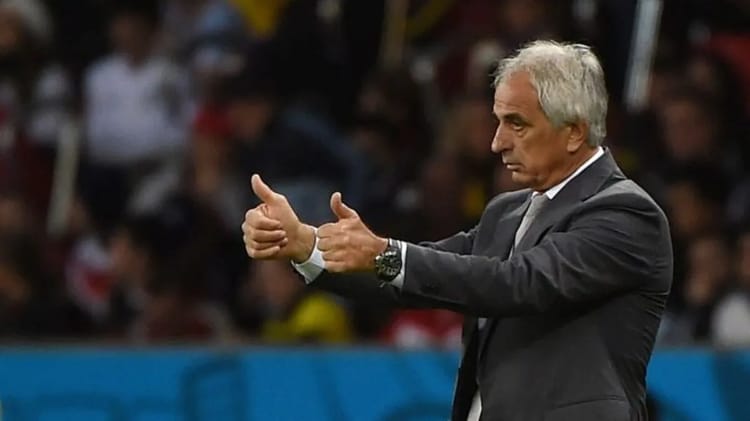 Vahid Halilhodzic donne des instructions lors d'un match de football.