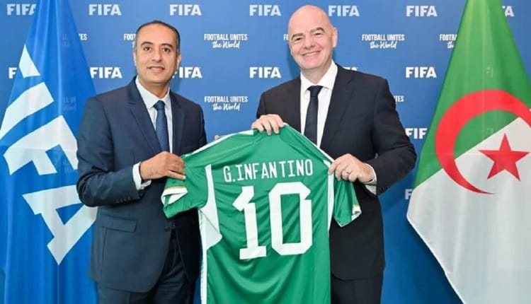 Walid Sadi et Gianni Infantino avec un maillot de football.