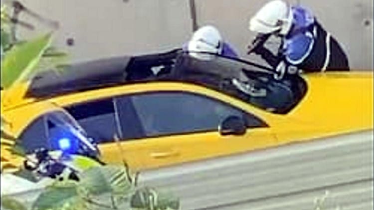 Policiers en intervention avec un véhicule jaune lors d'une opération.