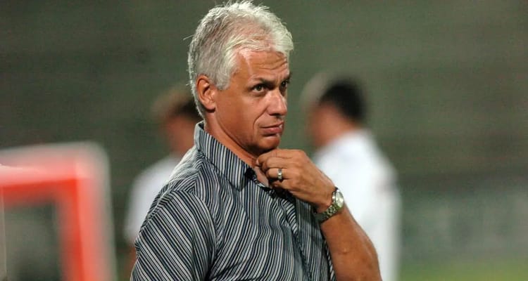 Tirage CAN 2023: "c’est un groupe relativement équilibré" Hubert Velud, sélectionneur Burkinabé Hubert Velud, entraîneur de football, en réflexion lors d'un match.