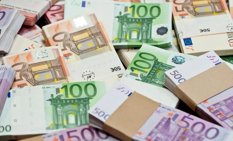 Billets de banque en euros, symboles de transfert d'argent.
