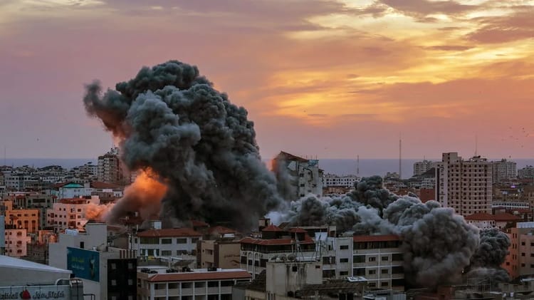 Voici la technique utilisée par le Hamas pour combattre Israël Ville en feu avec des explosions et des fumées épaisses au coucher du soleil.