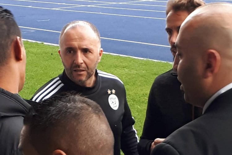L'entraîneur d'Algérie discute avec ses joueurs avant un match.