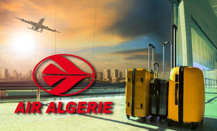 Valises jaunes à l'aéroport avec logo Air Algérie en arrière-plan.