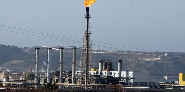 L'Algérie fait partie du top 20 mondial en ressources naturelles Usine pétrolière en Algérie avec torchère en feu.