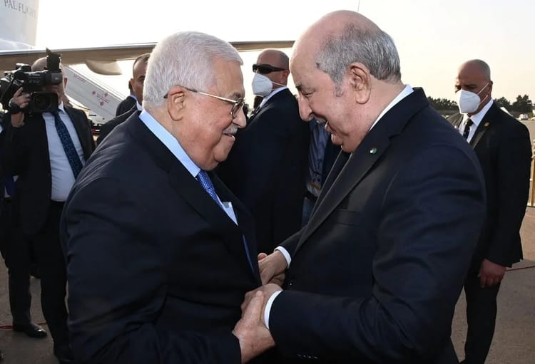 Guerre Israël-Palestine : Dépassé, le président palestinien Mahmoud Abbas appelle Tebboune Mahmoud Abbas et Tebboune échangent lors d'une rencontre officielle.