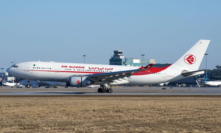 Avion d'Air Algérie prêt au décollage à l'aéroport.