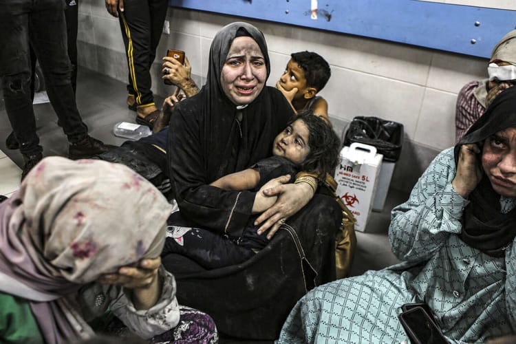 Femmes et enfants en détresse après une attaque à Gaza.