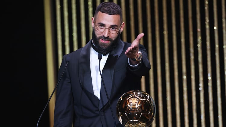 CAN 2025 : le rêve de Karim Benzema, une finale Maroc-Algérie ! Karim Benzema avec le Ballon d'Or lors d'une cérémonie.