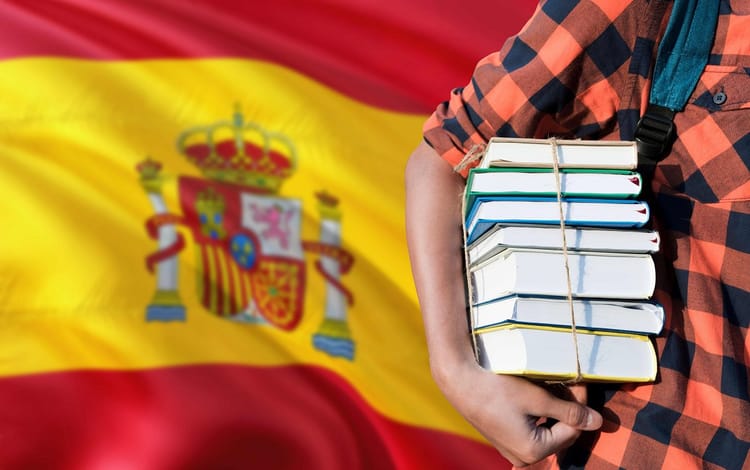 Erasmus-Bourses d'Études en Espagne pour les Algériens : Opportunité Internationale Étudiant avec livres et sac à dos devant le drapeau espagnol.