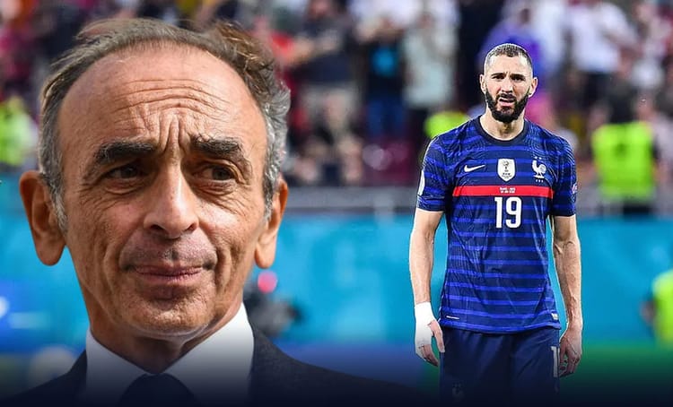 Karim Benzema en maillot de football avec un homme politique français en arrière-plan.