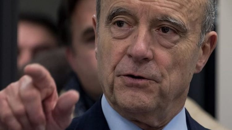 Alain Juppé lors d'une discussion publique en France.
