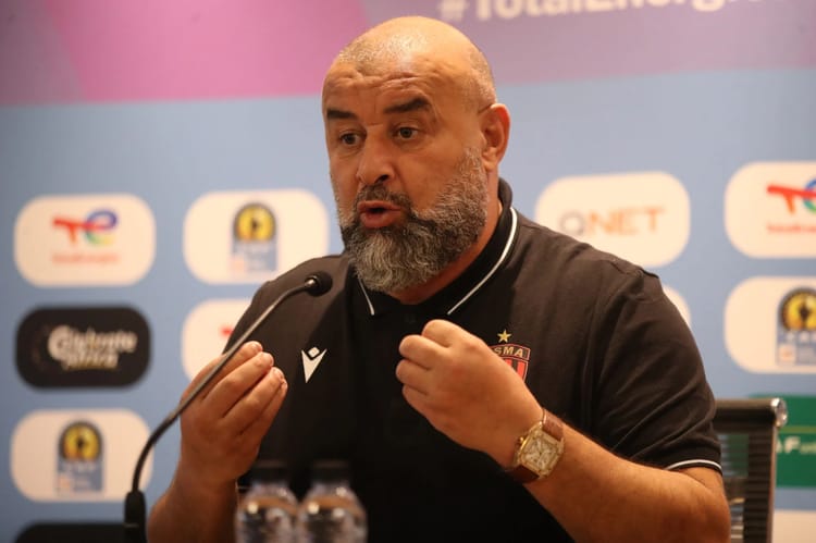 Entraîneur de l'USM Alger parlant lors d'une conférence de presse.