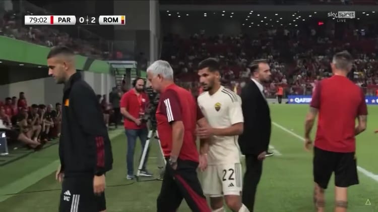 Houssem Aouar en tenue de football lors du match contre Rome.