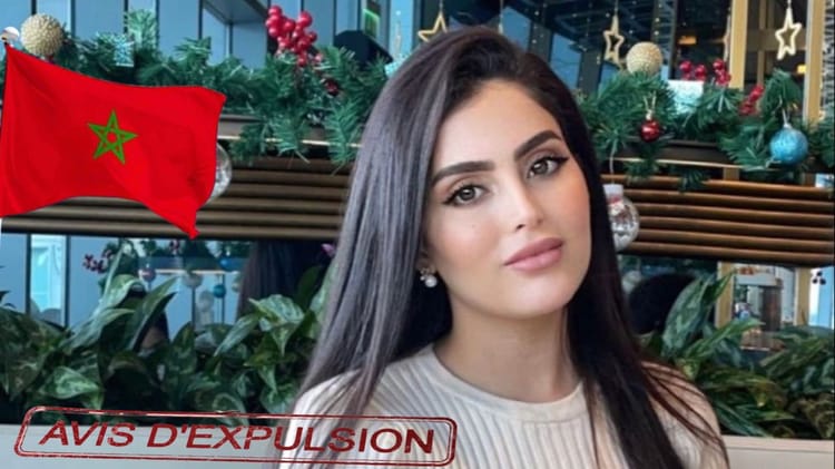 Jeune femme avec décor de Noël à Dubaï, ambiance festive.