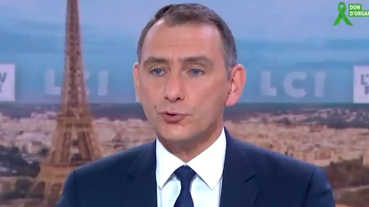 Pour Laurent Jacobelli, l’élu franco algérien Belkhir Belhaddad est une ” racaille ” Laurent Jacobelli lors d'une interview avec la Tour Eiffel en arrière-plan.
